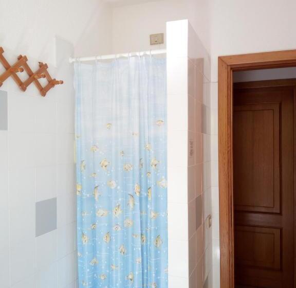 Családi Apartman, Domenique