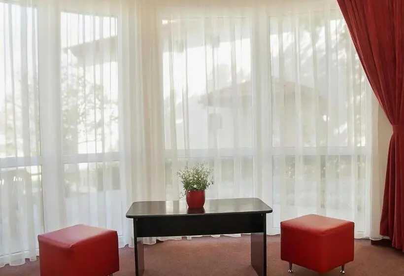 Habitació Triple Estàndard Vista Jardí, Complex Pika