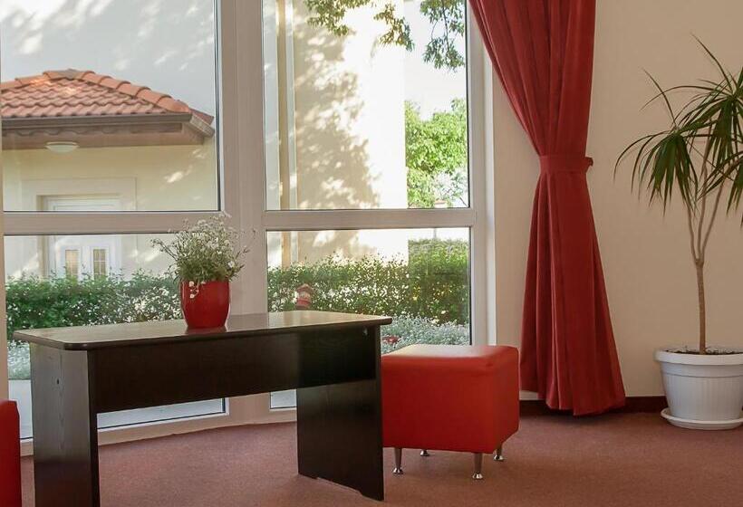 庭の見えるスタンダードトリプルルーム, Complex Pika