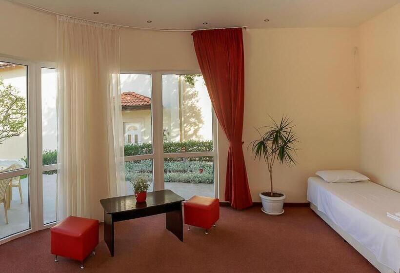 庭の見えるスタンダードトリプルルーム, Complex Pika