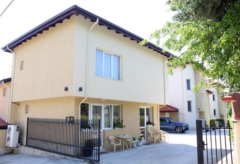 エコノミートリプルルーム, Complex Pika