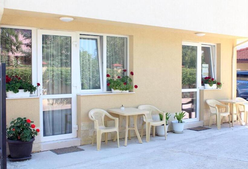 エコノミートリプルルーム, Complex Pika