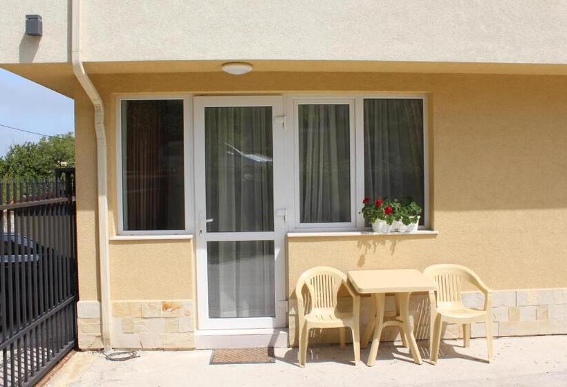 エコノミートリプルルーム, Complex Pika