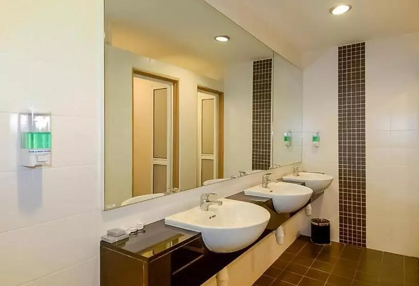 ルームシェアのワンベッド, Victoria Inn