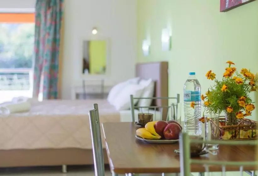 Perhestudio, Crystal Blue Hotel, Barbati