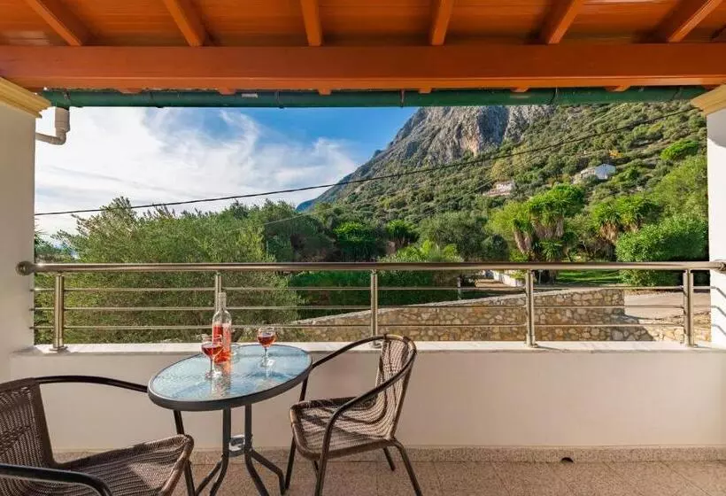 Perhestudio, Crystal Blue Hotel, Barbati