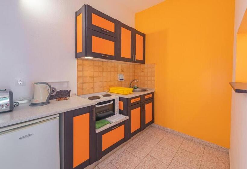 标准工作室, Crystal Blue Hotel, Barbati