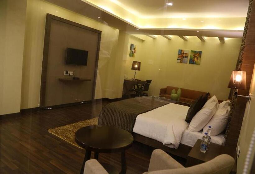 クラブルーム, The Fern Residency Mundra