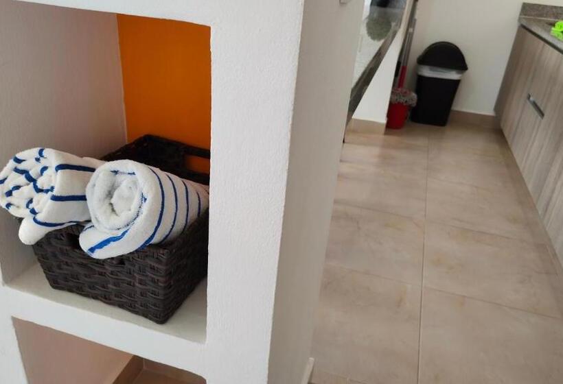 サイドシービュー１ベッドルームアパートメント, Vela S Condos Ocean Front