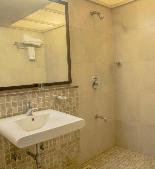 プールの見えるデラックスルーム, Zaras Resort Khandala