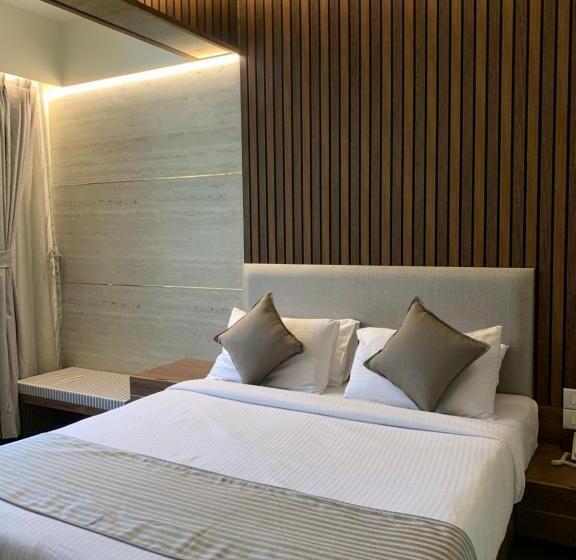 プールの見えるデラックスルーム, Zaras Resort Khandala