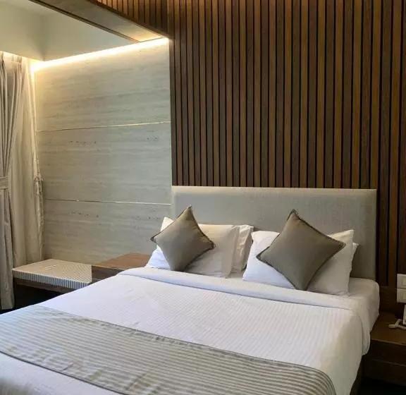 プールの見えるデラックスルーム, Zaras Resort Khandala