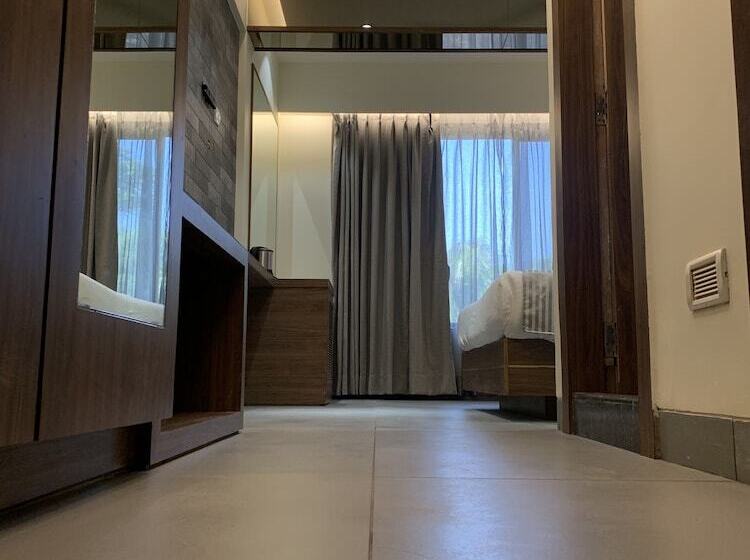 デラックスルーム, Zaras Resort Khandala