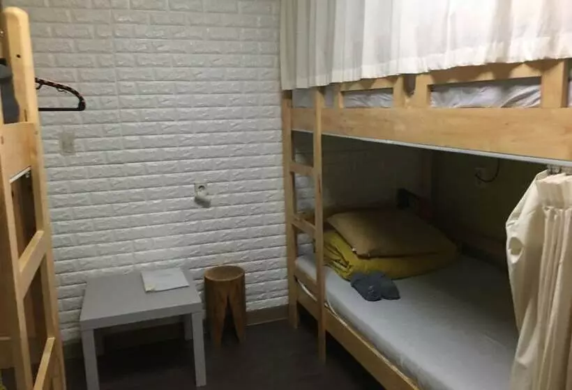 اتاق استاندارد چهار تخته, Gyeongju Momojane Guesthouse