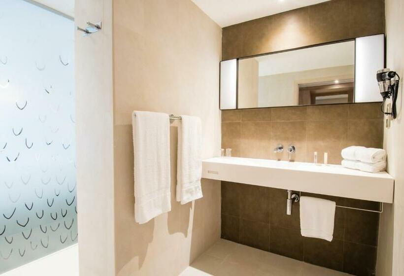 اتاق سوپریور با چشمانداز شهر, Simon