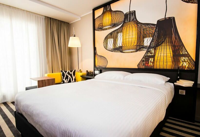 اتاق سوپریور با چشمانداز شهر, Simon