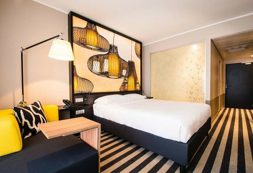 اتاق سوپریور با چشمانداز شهر, Simon