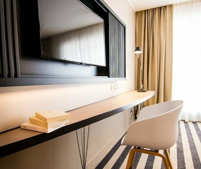 اتاق سوپریور با چشمانداز شهر, Simon