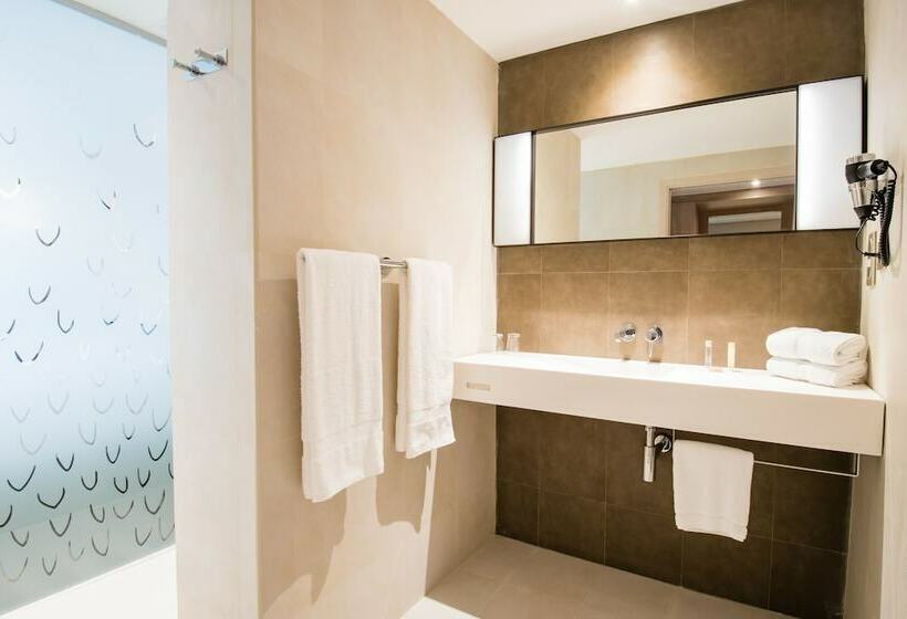 اتاق سوپریور با چشمانداز شهر, Simon