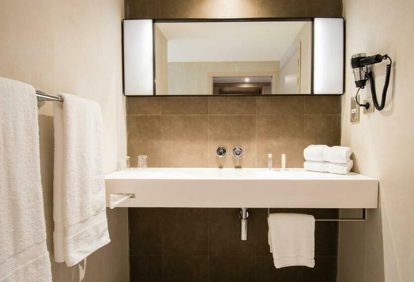 اتاق سوپریور با چشمانداز دریا, Simon