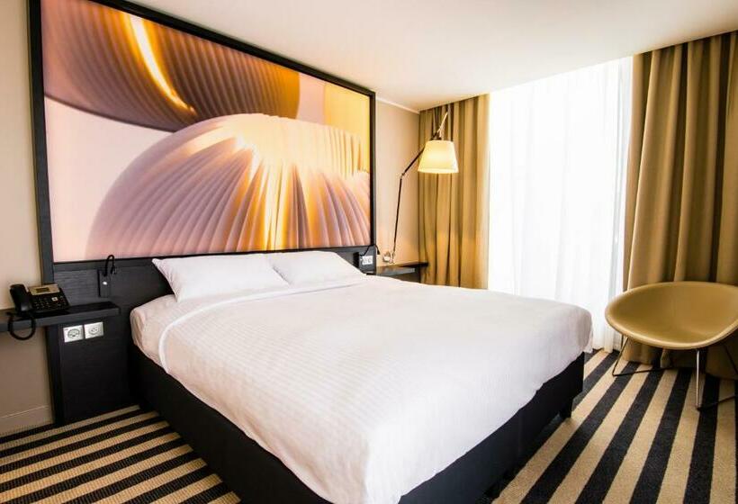 Suite with Terrace, Simon