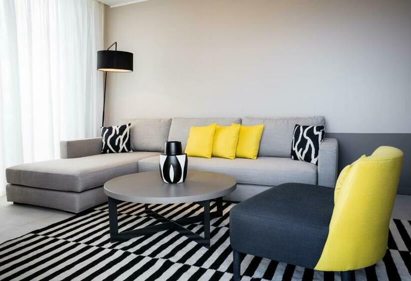 Suite with Terrace, Simon