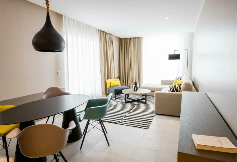 Suite with Terrace, Simon