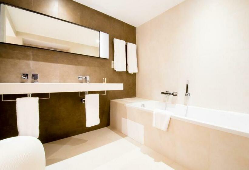 Suite with Terrace, Simon