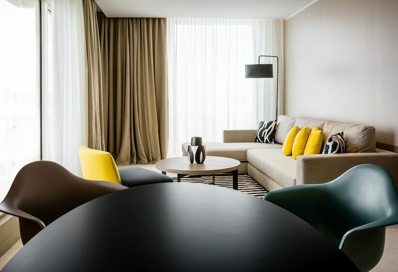 سوئیت با چشمانداز, Simon