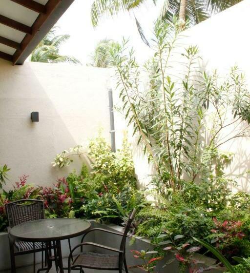 جناح جونيور, The Beach Boutique