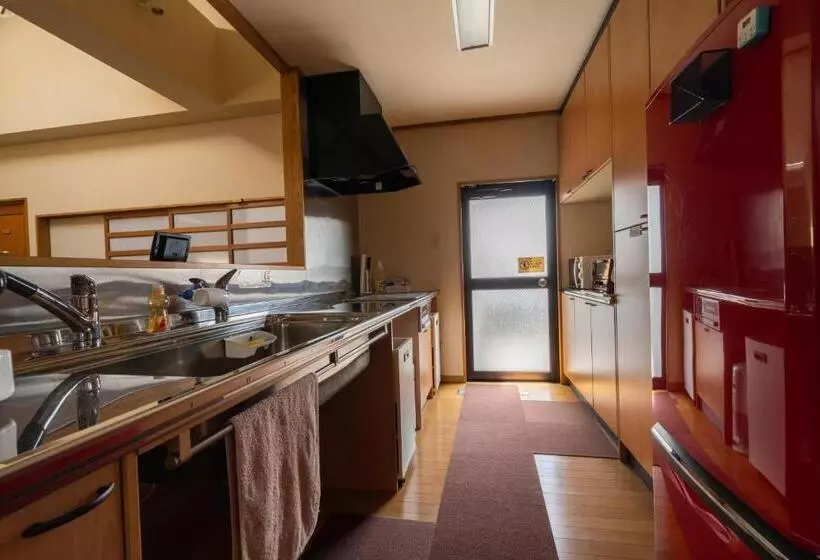 اتاق استاندارد چهارنفره با سرویس بهداشتی مشترک, Guest House Ouka