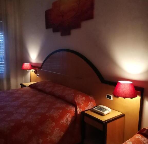 חדר סטנדרט לשלושה, H&l