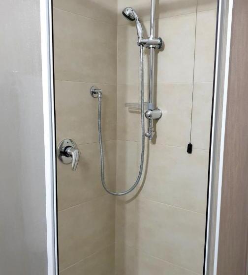 חדר סטנדרט לשלושה, H&l