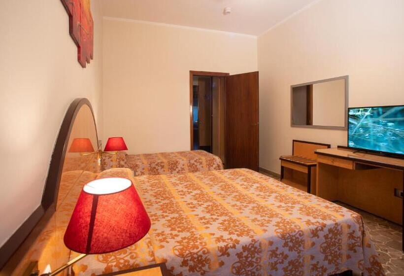 חדר סטנדרט לשלושה, H&l