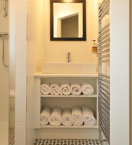 اتاق استاندارد سه نفره, The Gateway Lodge