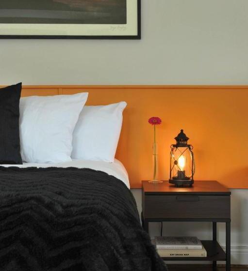 اتاق استاندارد سه نفره, The Gateway Lodge