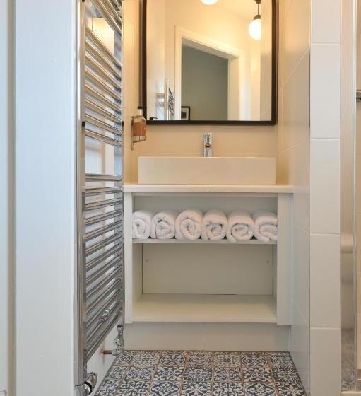 اتاق استاندارد سه نفره, The Gateway Lodge