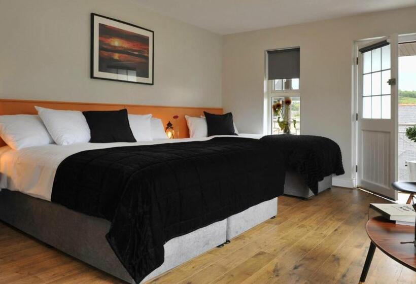 اتاق استاندارد سه نفره, The Gateway Lodge