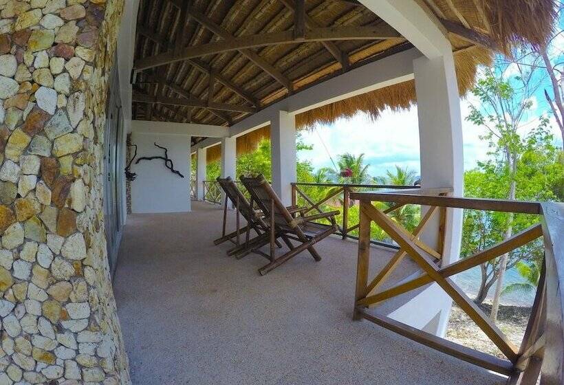 اتاق لوکس با چشم‌انداز دریا, Chindonan Dive And Beach Resort