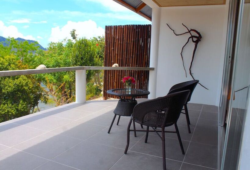 اتاق سوپریور با چشم‌انداز دریا, Chindonan Dive And Beach Resort