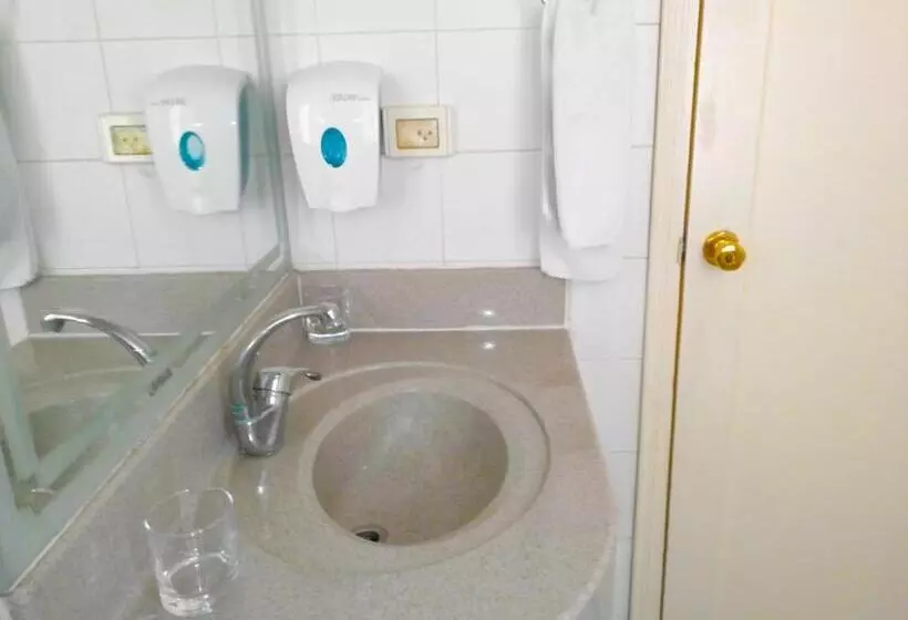 اتاق استاندارد سه نفره, City Inn Palace