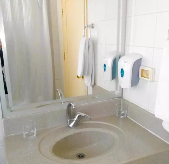 اتاق استاندارد سه نفره, City Inn Palace
