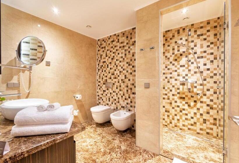 اتاق استاندارد با تخت بزرگ, Crowne Plaza   Borjomi, An Ihg