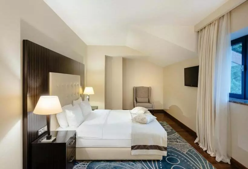 اتاق استاندارد با تخت بزرگ, Crowne Plaza   Borjomi, An Ihg