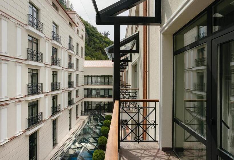 اتاق پریمیوم با بالکن, Crowne Plaza   Borjomi, An Ihg