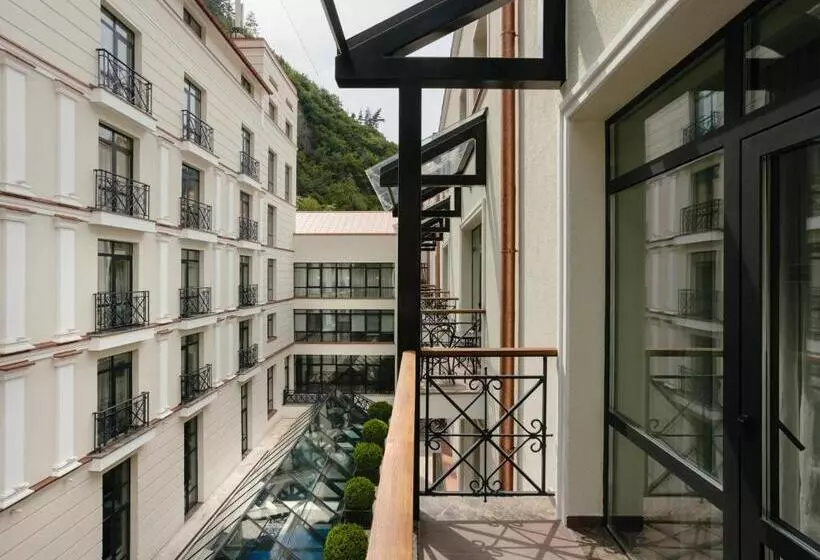 اتاق پریمیوم با بالکن, Crowne Plaza   Borjomi, An Ihg
