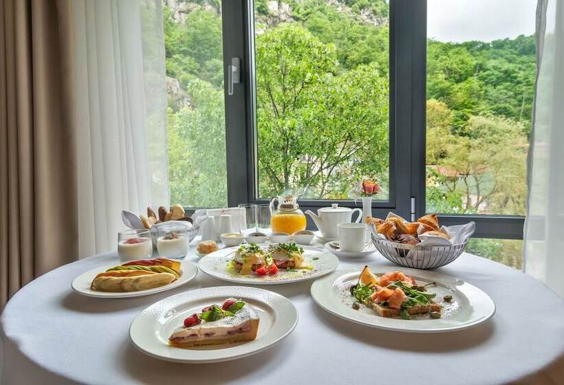 سوئیت 2 خوابه, Crowne Plaza   Borjomi, An Ihg