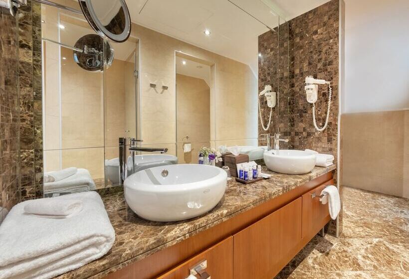 سوییت, Crowne Plaza   Borjomi, An Ihg