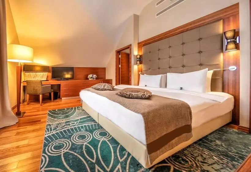 سوییت, Crowne Plaza   Borjomi, An Ihg