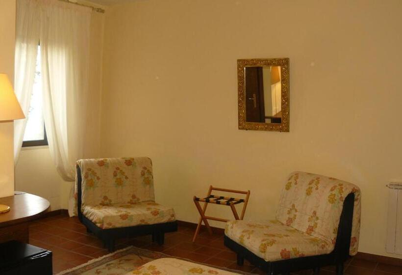 标准三人间, La Rocca